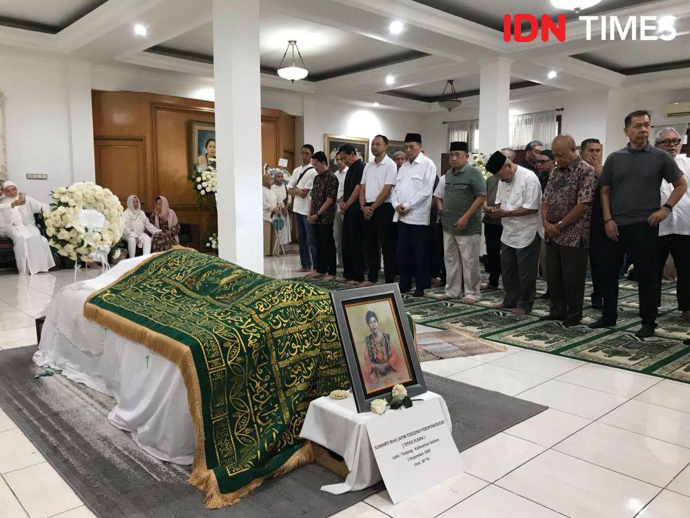 Potret Suasana Salat Jenazah Titiek Puspa di Rumah Duka
