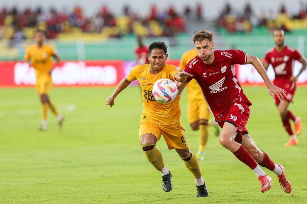 Pesepak bola PSM Makassar Nermin Haljeta (kanan), berebut bola dengan Pesepak bola Semen Padang Zidane Wahyudi (kiri) pada pertandingan BRI Liga 1 2024/2025 di Stadion Gelora BJ Habibie Parepare, Sulawesi Selatan, Kamis (10/4/2025). (ANTARA FOTO/Chairil Indra)