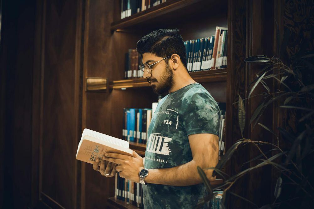ilustrasi baca buku (unsplash.com/Armin Narimani)