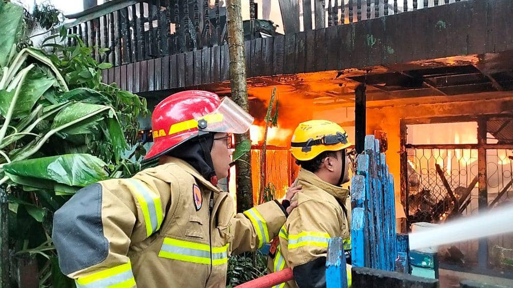 Api Mengamuk di Balikpapan, Rumah Tiga Lantai Ludes Terbakar