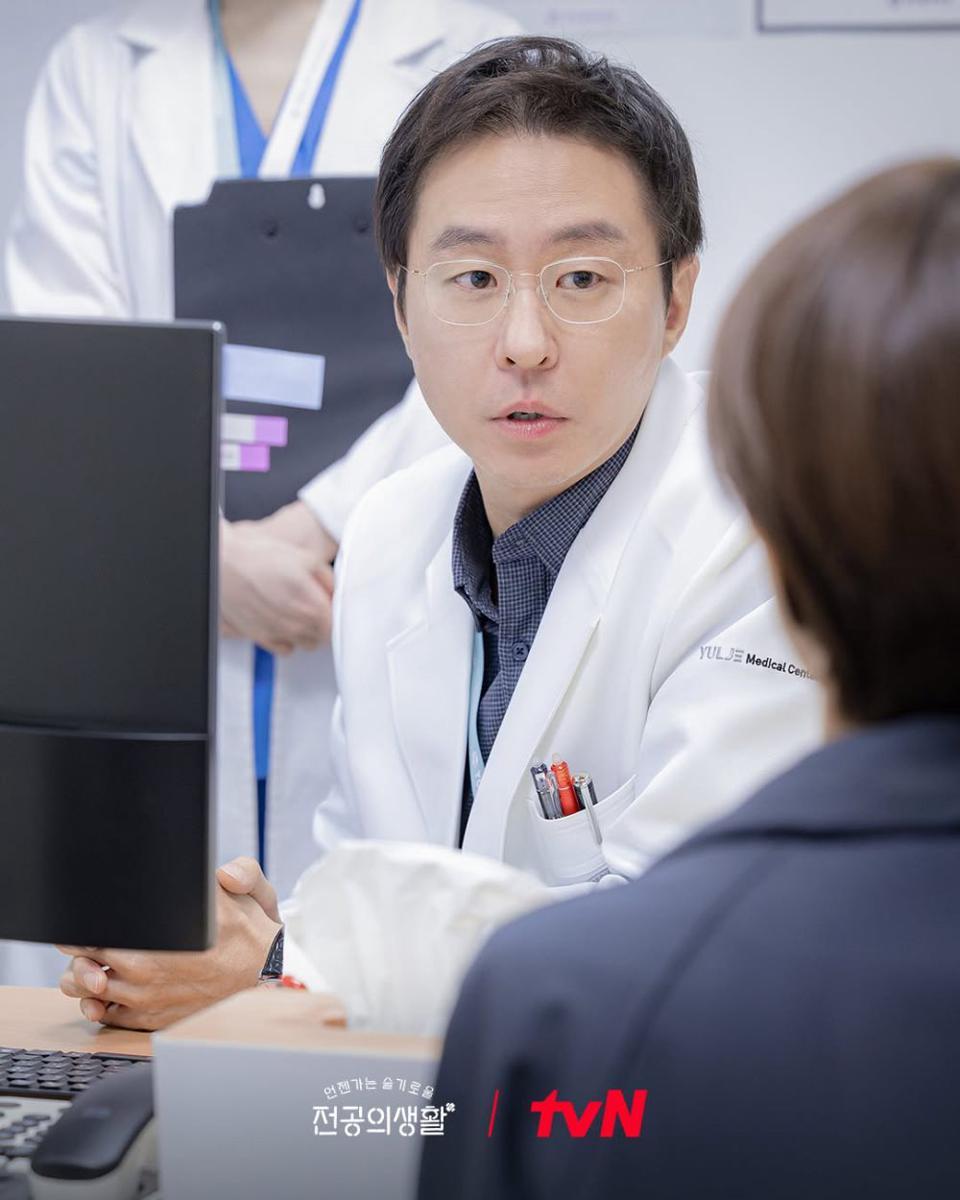 still cut drama Korea Resident Playbook (instagram.com/tvn_drama)