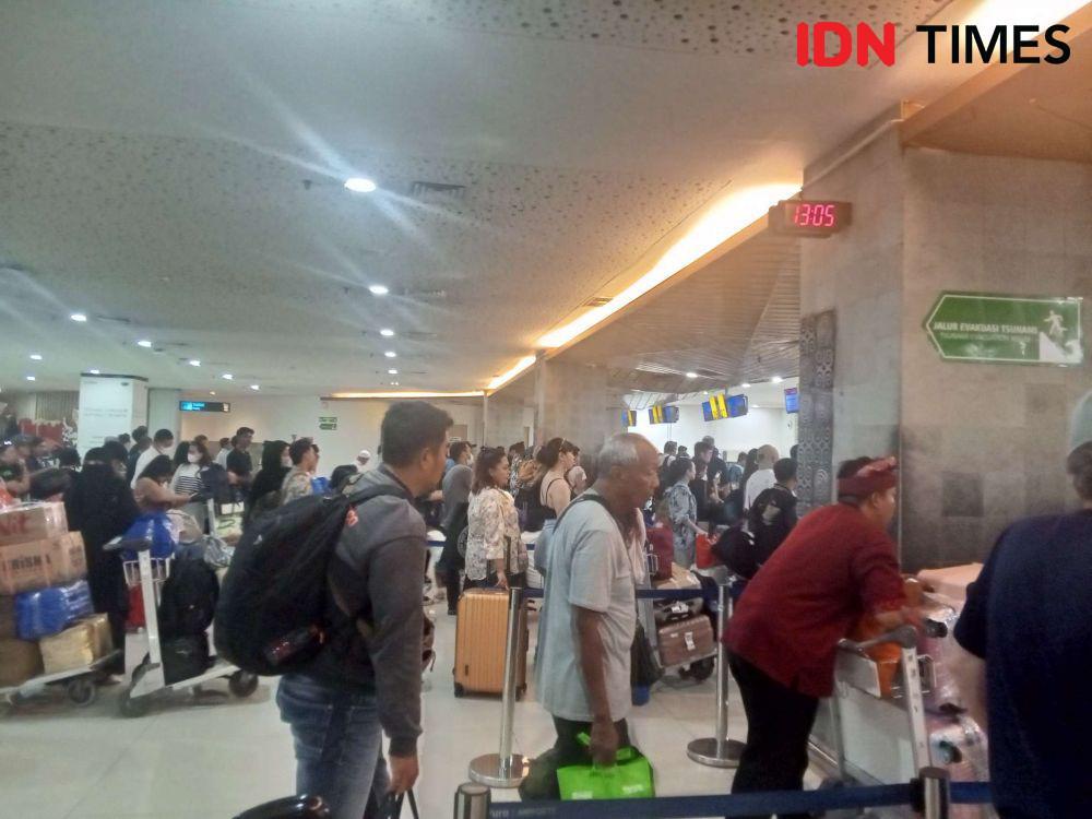 Lonjakan Penumpang Arus Mudik dan Balik di Bandara Syamsudin Noor