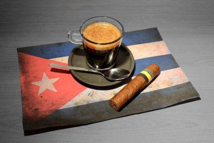 Ilustrasi budaya minum kopi paling unik di dunia. (Pinterest/tainotours.com.mx)