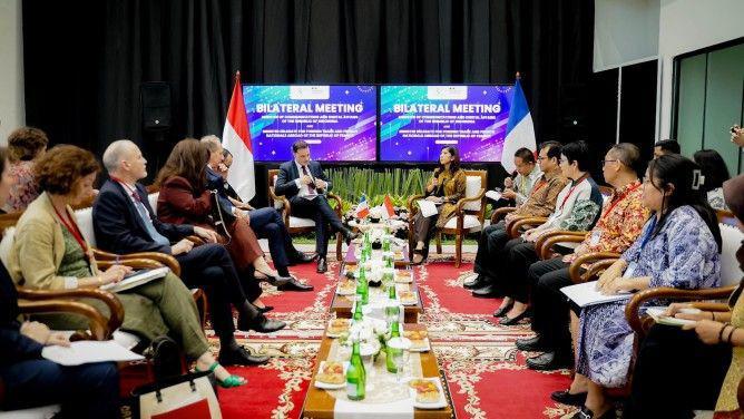 Jelang Kunjungan Macron, Menkomdigi Terima Menteri Prancis