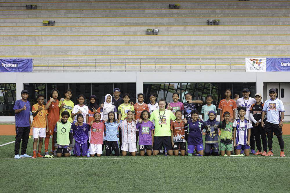 Eks Pelatih Timnas Indonesia Putri, Timo Scheunemann, menyiapkan dua tim yang tampil di turnamen bergengsi JSSL Singapore 7’s. (Dok. Istimewa)
