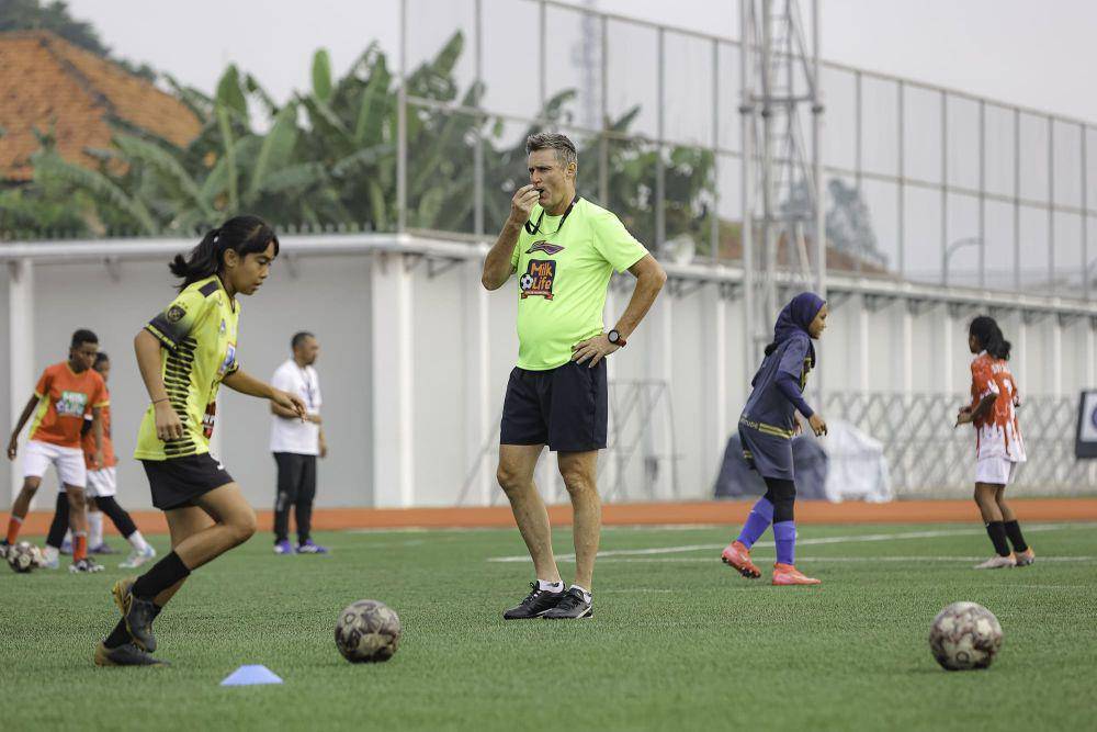 Eks Pelatih Timnas Indonesia Putri, Timo Scheunemann, menyiapkan dua tim yang tampil di turnamen bergengsi JSSL Singapore 7’s. (Dok. Istimewa)