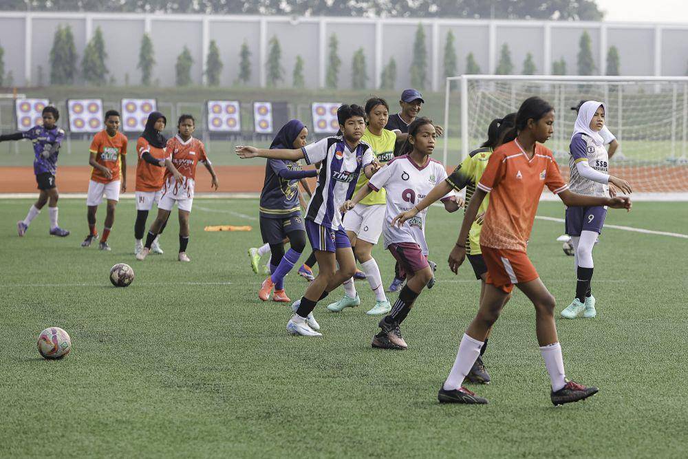 Eks Pelatih Timnas Indonesia Putri, Timo Scheunemann, menyiapkan dua tim yang tampil di turnamen bergengsi JSSL Singapore 7’s. (Dok. Istimewa)