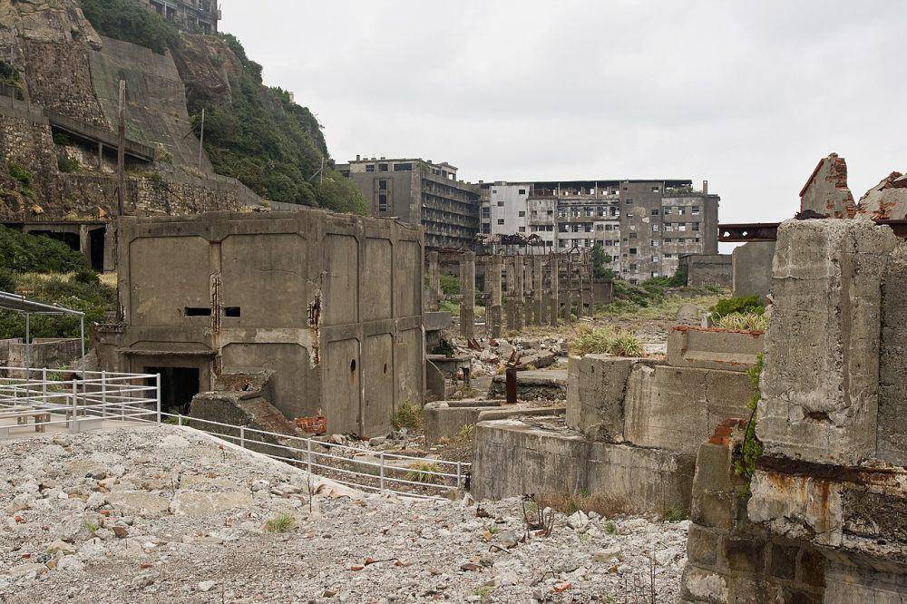 Reuntuhan bangunan di Pulau Hashima (commons.wikimedia.org/Σ64)