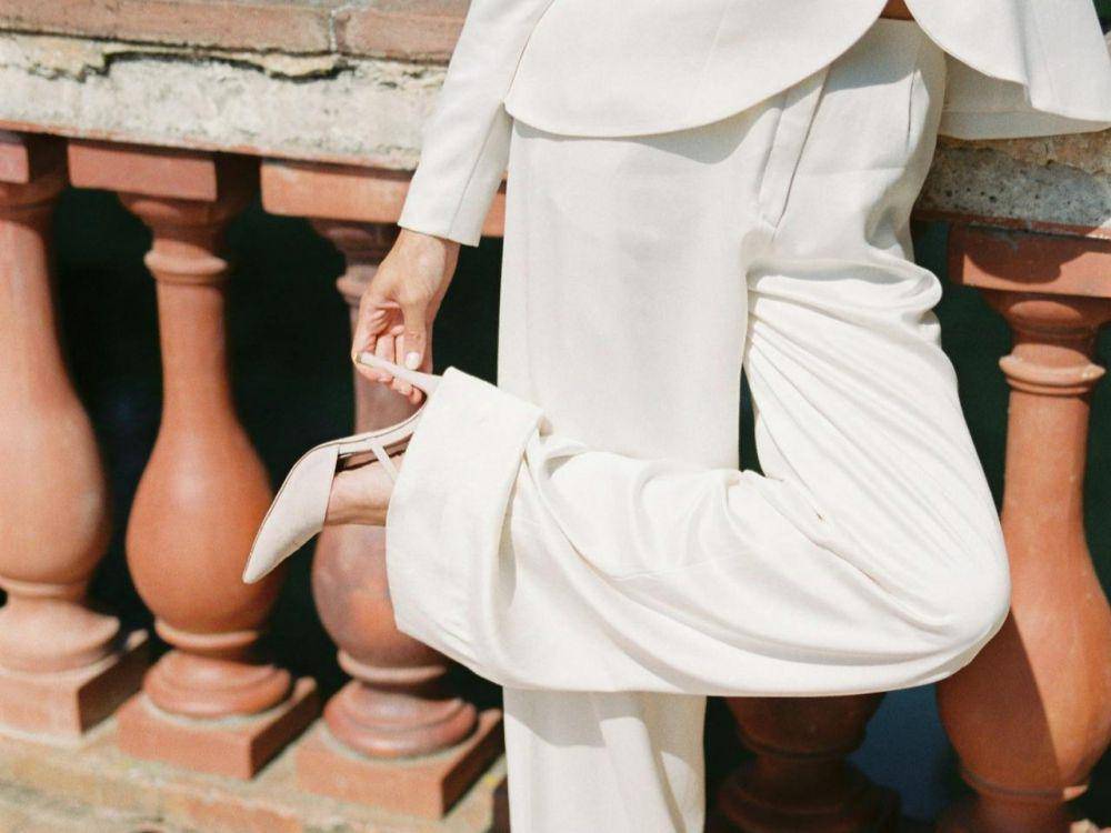 ilustrasi sepatu yang cocok dengan wide leg pants (pexels.com/Leeloo The First)