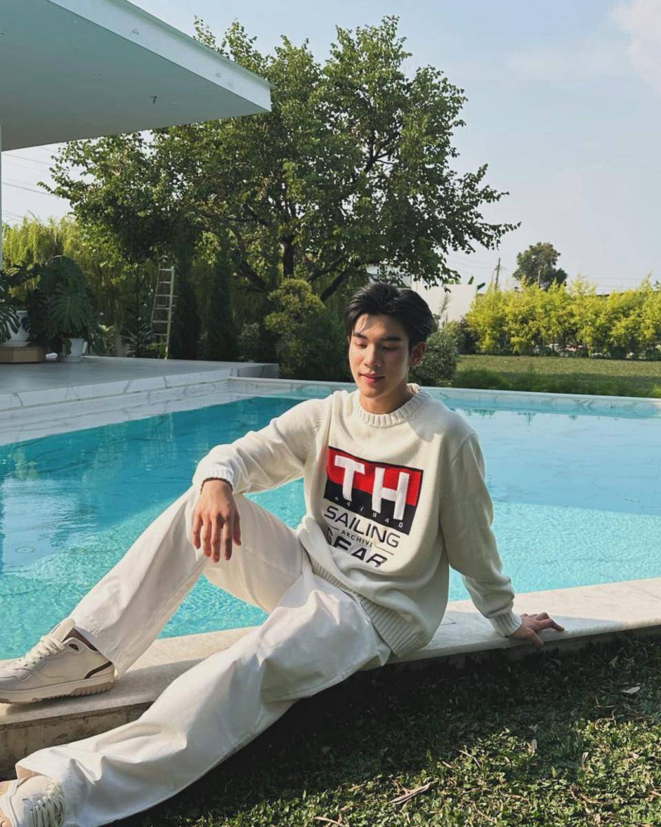 styling white pants ala Fourth Nattawat (instagram.com/fourth.ig)
