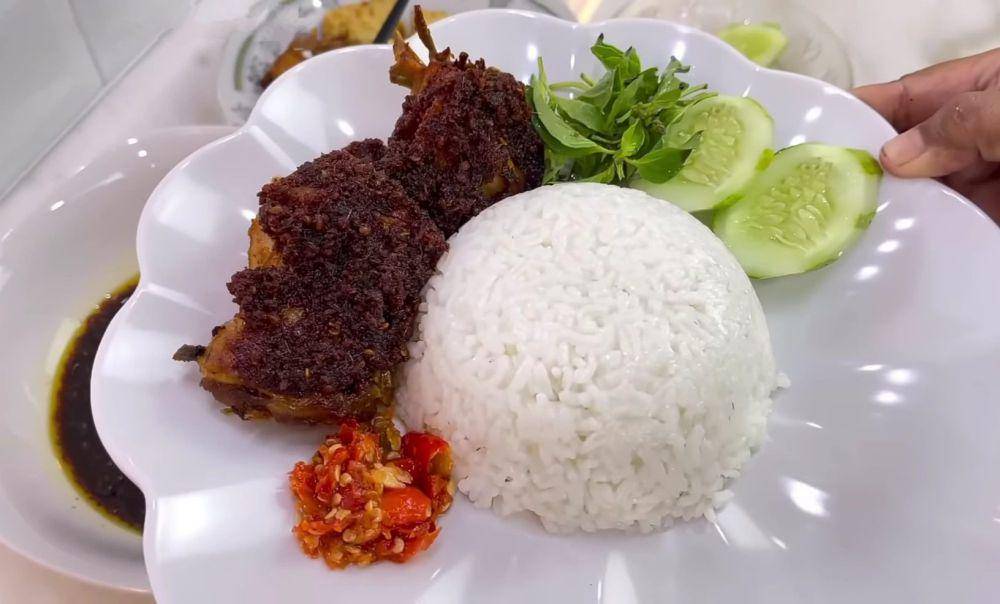ilustrasi ayam bumbu hitam khas Madura (YouTube.com/Ika Mardatillah)