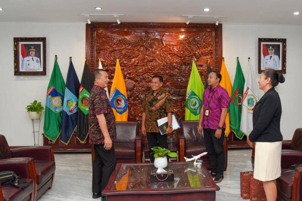 Gubernur NTB Lalu Muhamad Iqbal saat bertemu bos maskapai penerbangan. (dok. Istimewa)