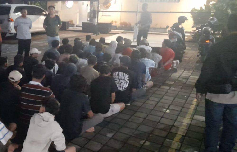 41 warga Lingkungan Karang Bagu Kota Mataram yang diamankan polisi. (dok. Istimewa)