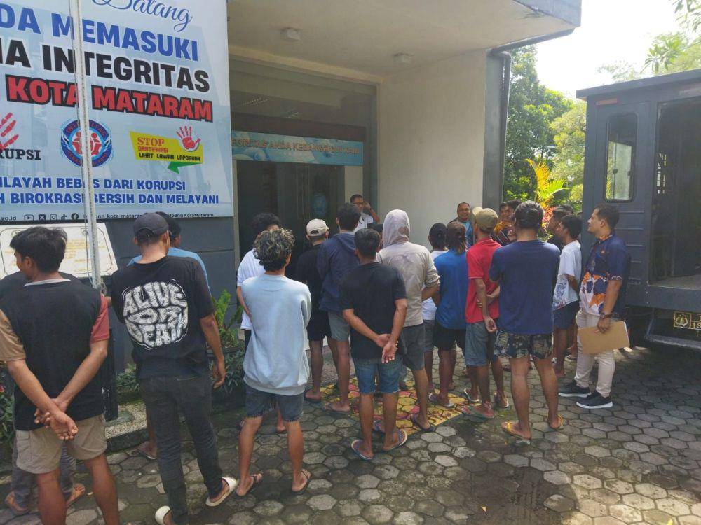 Puluhan warga Lingkungan Karang Bagu Kota Mataram yang diamankan Satresnarkoba Polresta Mataram. (dok. Istimewa)