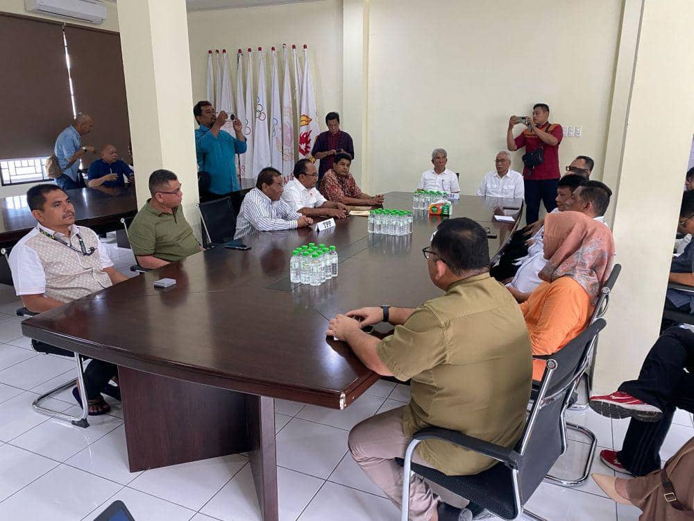 Hatunggal Siregar mengembalikan berkas formulir bakal calon Ketua Umum KONI Sumut (dok.istimewa)