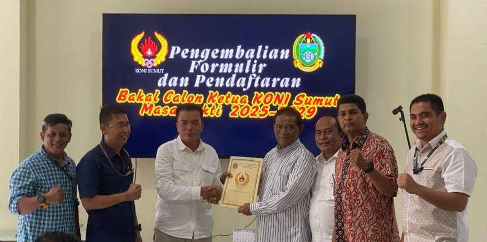 Parluatan Siregar mengembalikan berkas formulir bakal calon Ketua Umum KONI Sumut (dok.istimewa)