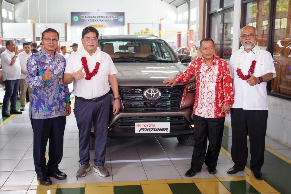 Toyota Indonesia Donasikan Fortuner untuk SMK Binaan