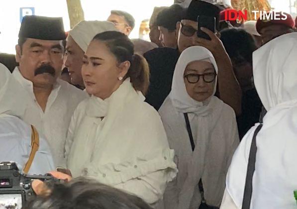 7 Potret Artis di Pemakaman Titiek Puspa, Inul hingga Vina Panduwinata