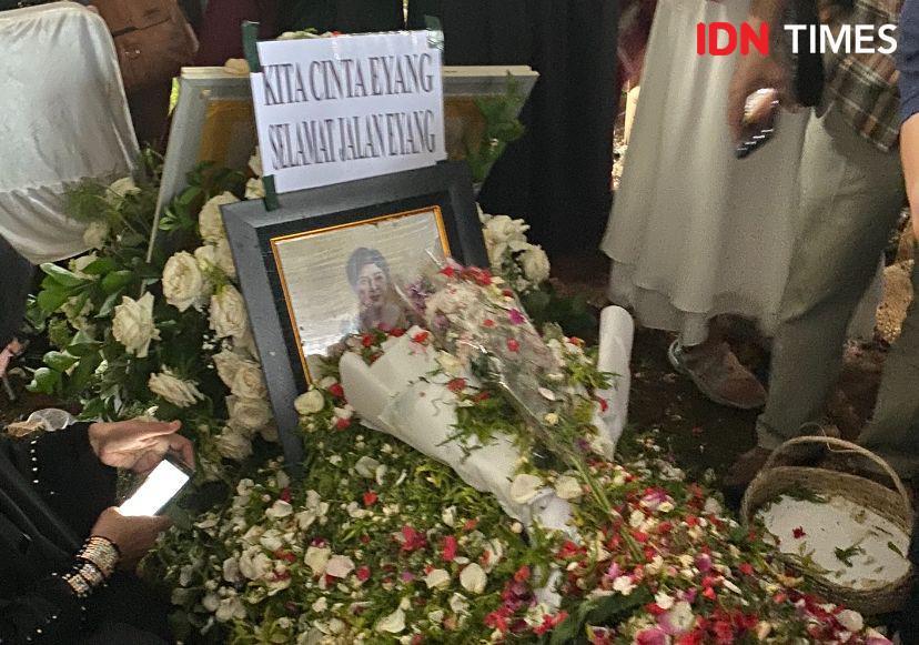 7 Potret Haru Pemakaman Titiek Puspa, Pelayat Tumpah-Ruah Mendoakan
