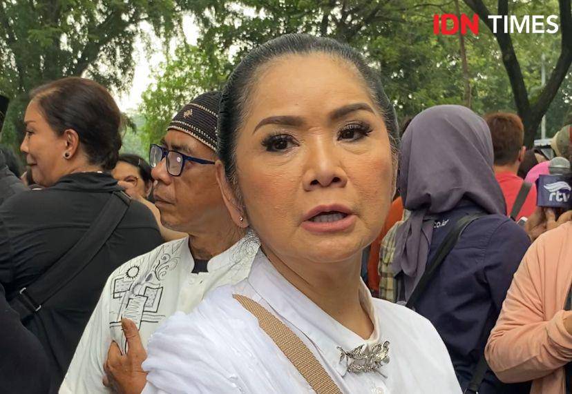 potret Vina Panduwinata di pemakaman Titiek Puspa, Jumat (11/4/2025) (dok. IDN Times/Rani Asnurida)