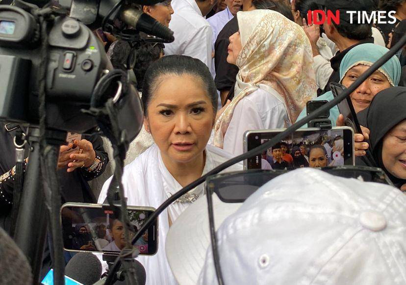 potret Vina Panduwinata di pemakaman Titiek Puspa, Jumat (11/4/2025) (dok. IDN Times/Rani Asnurida)