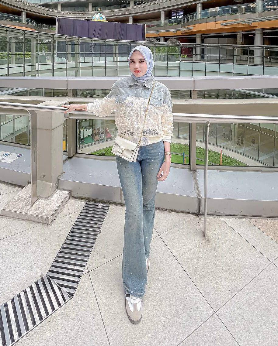 potret ide OOTD kasual serba flare jeans ala Azura Salsabila (instagram.com/azura.salsabila)