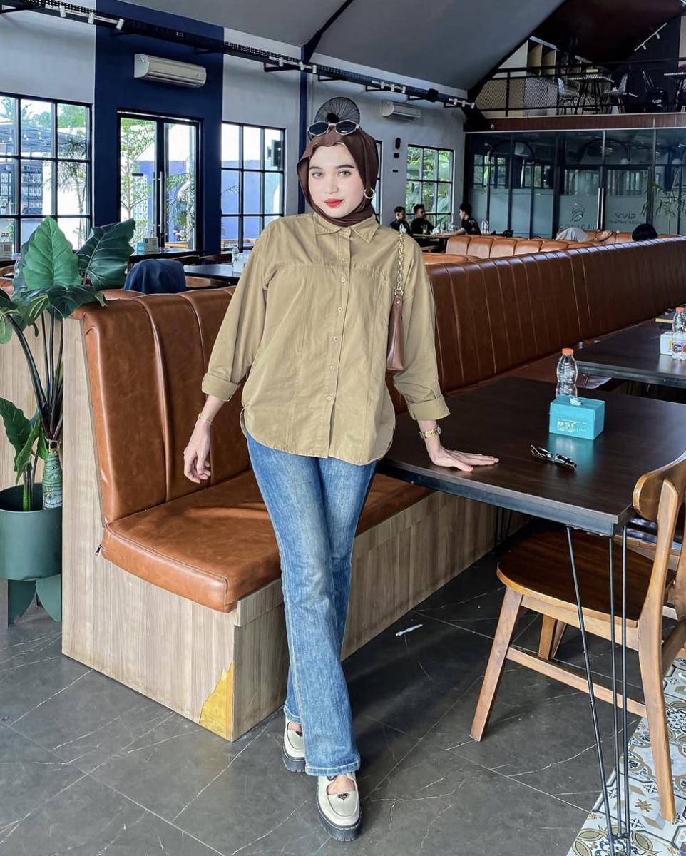 potret ide OOTD kasual serba flare jeans ala Azura Salsabila (instagram.com/azura.salsabila)