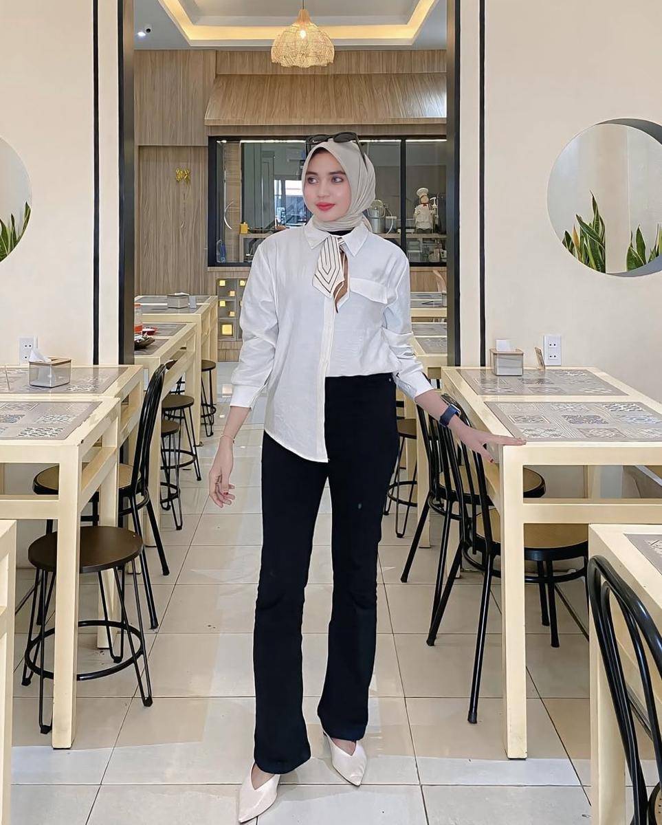 potret ide OOTD kasual serba flare jeans ala Azura Salsabila (instagram.com/azura.salsabila)