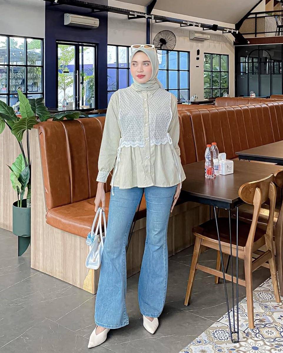 potret ide OOTD kasual serba flare jeans ala Azura Salsabila (instagram.com/azura.salsabila)