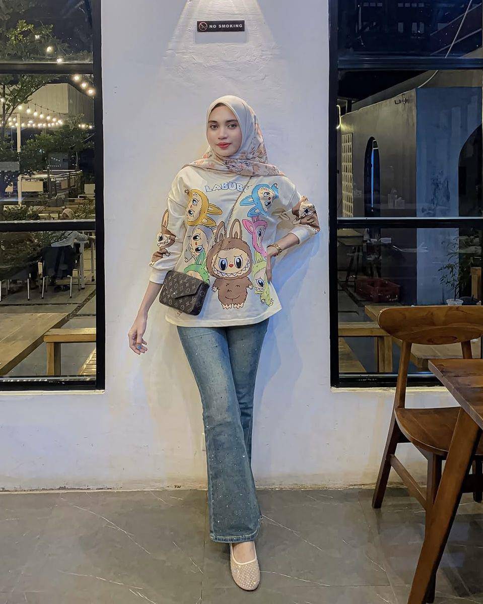 potret ide OOTD kasual serba flare jeans ala Azura Salsabila (instagram.com/azura.salsabila)