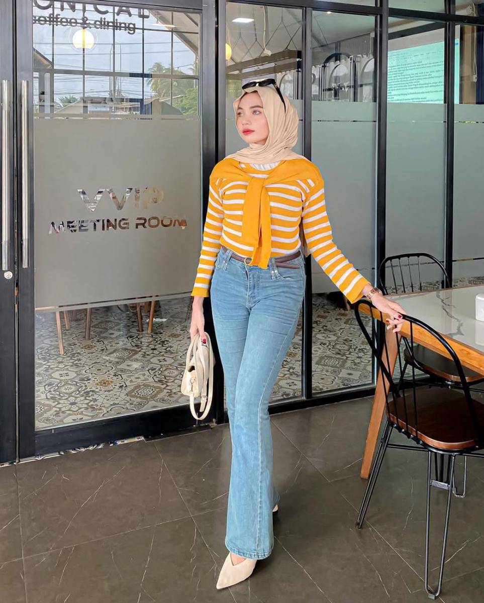 potret ide OOTD kasual serba flare jeans ala Azura Salsabila (instagram.com/azura.salsabila)