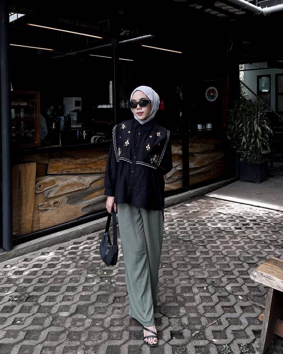 Outfit nuansa gelap yang playful ala Dina Silvia (instagram.com/dna.slvia)