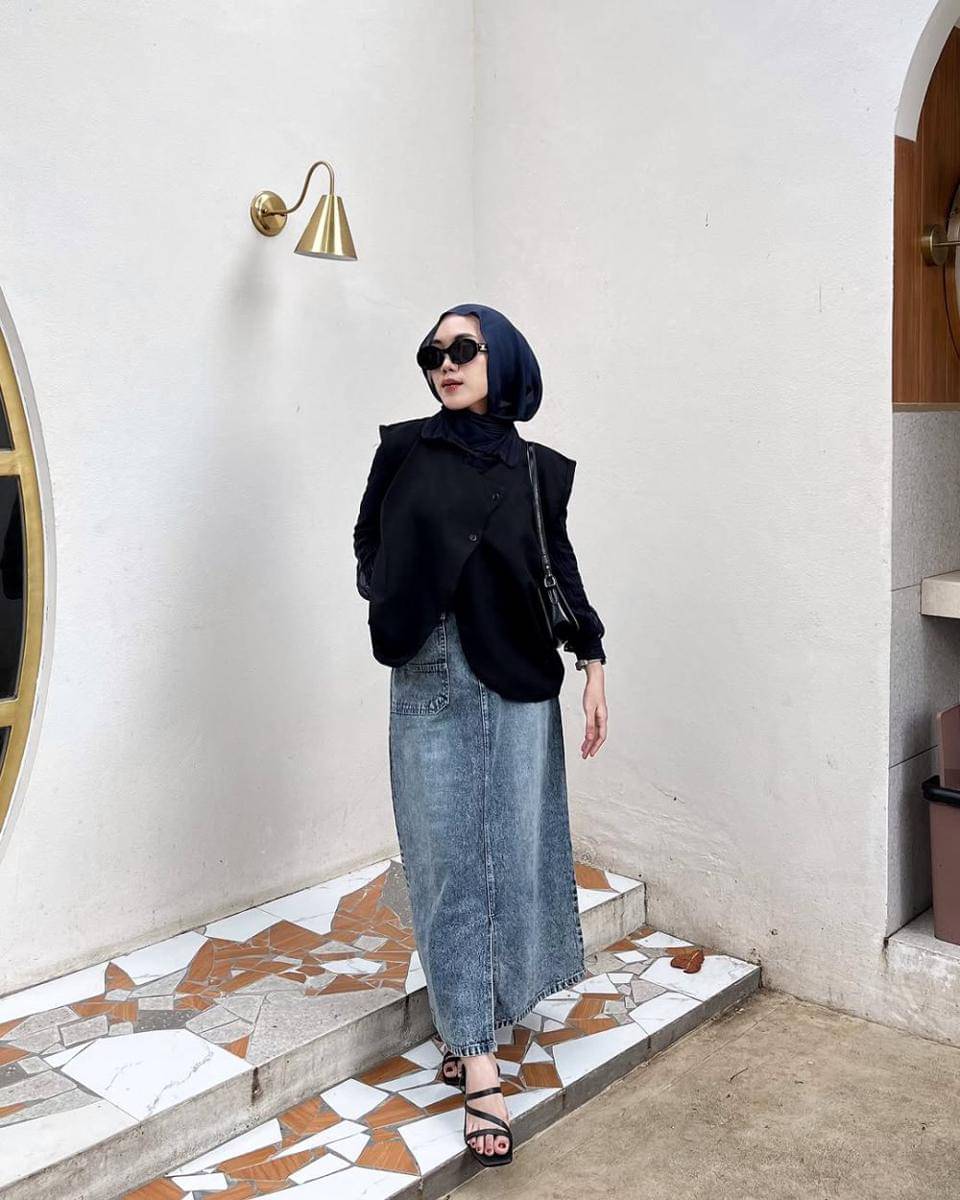 Gaya hijab nuansa gelap yang playful ala Dina Silvia (instagram.com/dna.slvia)