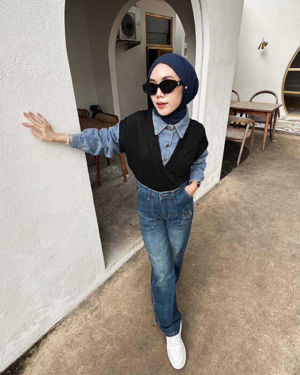 Style hijab nuansa gelap yang playful ala Dina Silvia (instagram.com/dna.slvia)