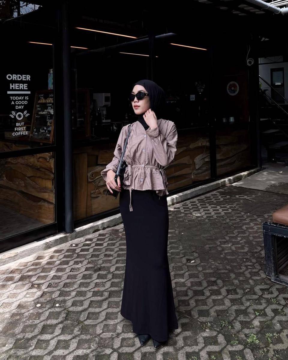 OOTD hijab nuansa gelap yang playful ala Dina Silvia (instagram.com/dna.slvia)