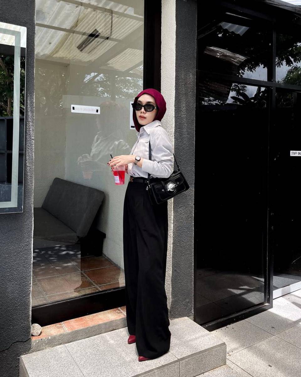 Outfit hijab nuansa gelap yang playful ala Dina Silvia (instagram.com/dna.slvia)