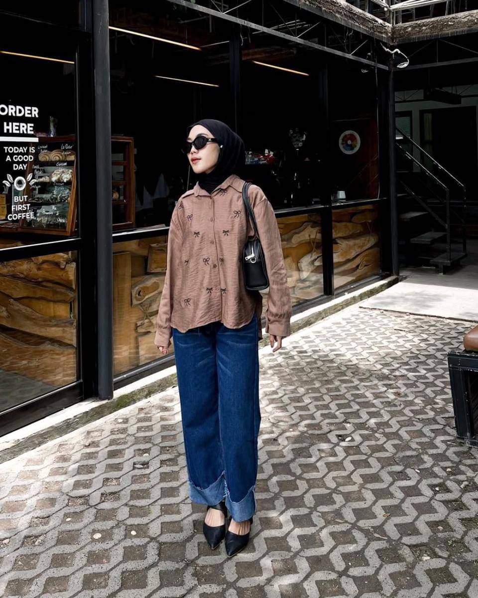 ide OOTD hijab nuansa gelap yang playful ala Dina Silvia (instagram.com/dna.slvia)