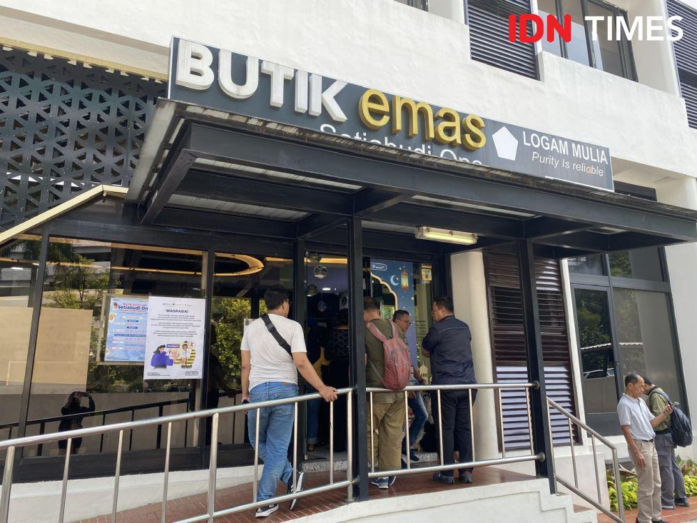 Berburu Emas Antam, Pembeli Rela Antre dari Jam 5 Pagi-Cuti Kerja