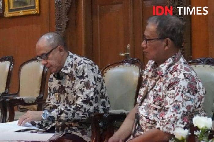 Bupati Banyumas Sadewo Tri Lastiono (kiri) sebut sinergi mendorong kualitas demokrasi, Jumat (11/4/2025).(IDN Times/Cokie Sutrisno)