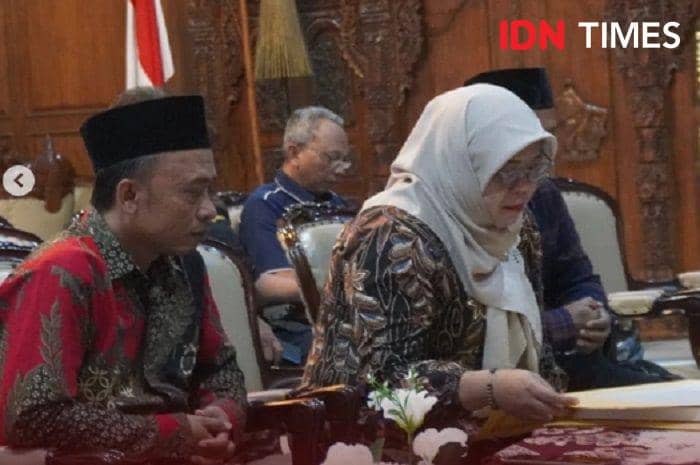 KPU Banyumas juga menyerahkan Buku Laporan Penyelenggaraan Pilkada Serentak Tahun 2024, Jumat (11/4/2025).(IDN Times/Cokie Sutrisno)