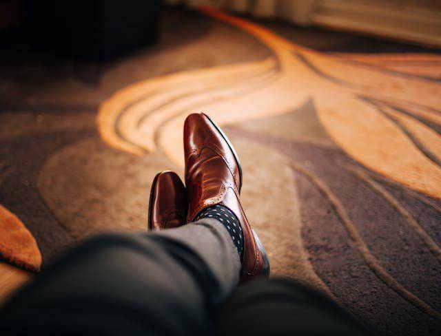 ilustrasi sepatu kulit (pexels.com/lukas)