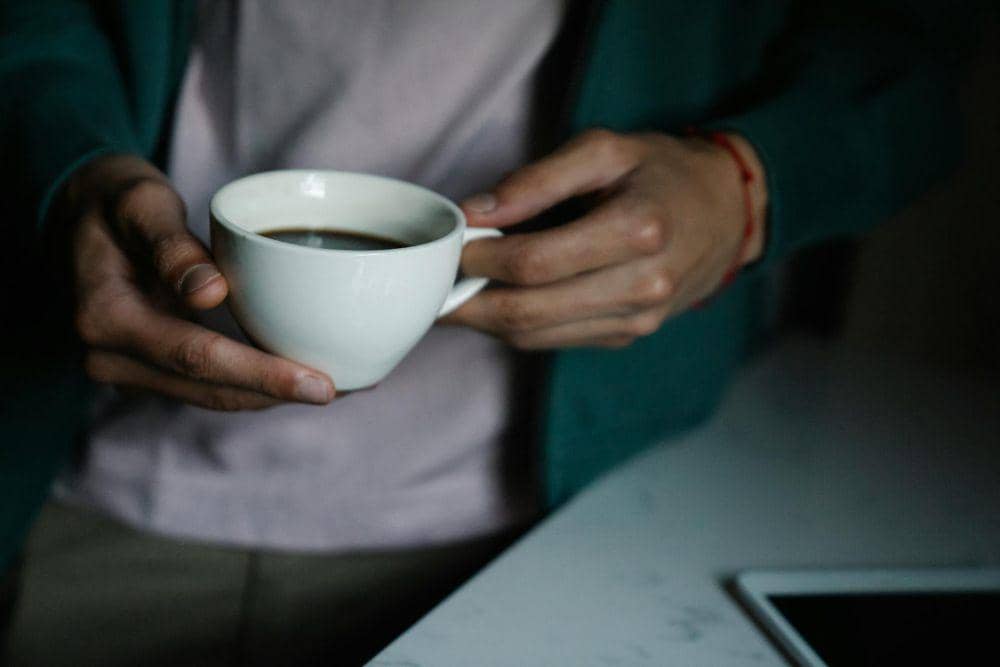 ilustrasi memegang gelas