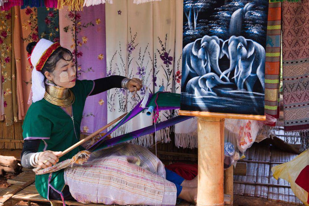 pembuatan kain tenun di Chiang Mai (pexels.com/fernando-b-m-3624021)