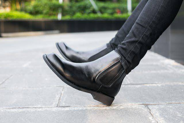 ilustrasi sepatu kulit (pexels.com/lukas)