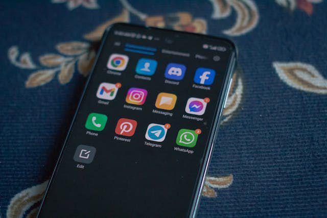 Apakah Dark Mode HP Lebih Aman untuk Kesehatan Mata?