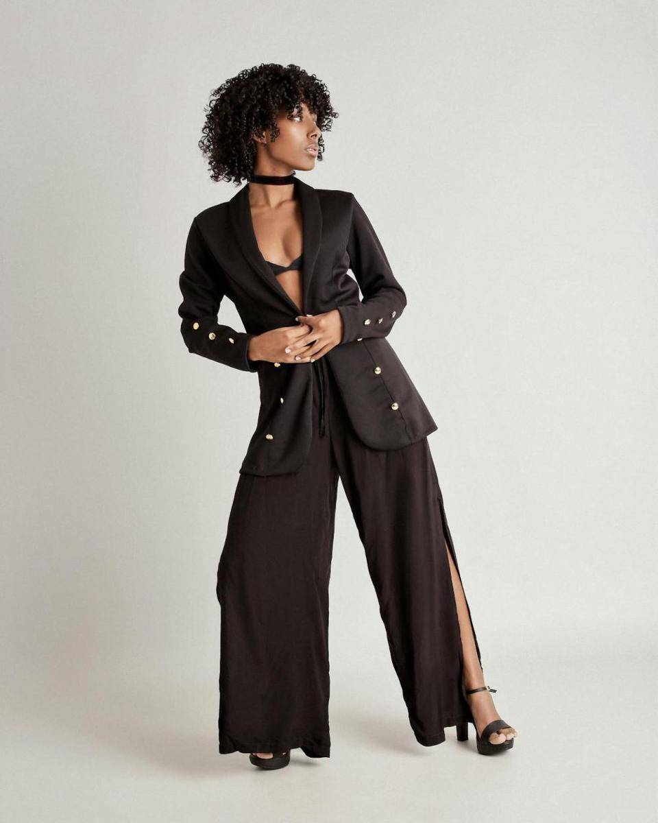 ilustrasi sepatu yang cocok dengan wide leg pants (pexels.com/Marlon Schmeiski)