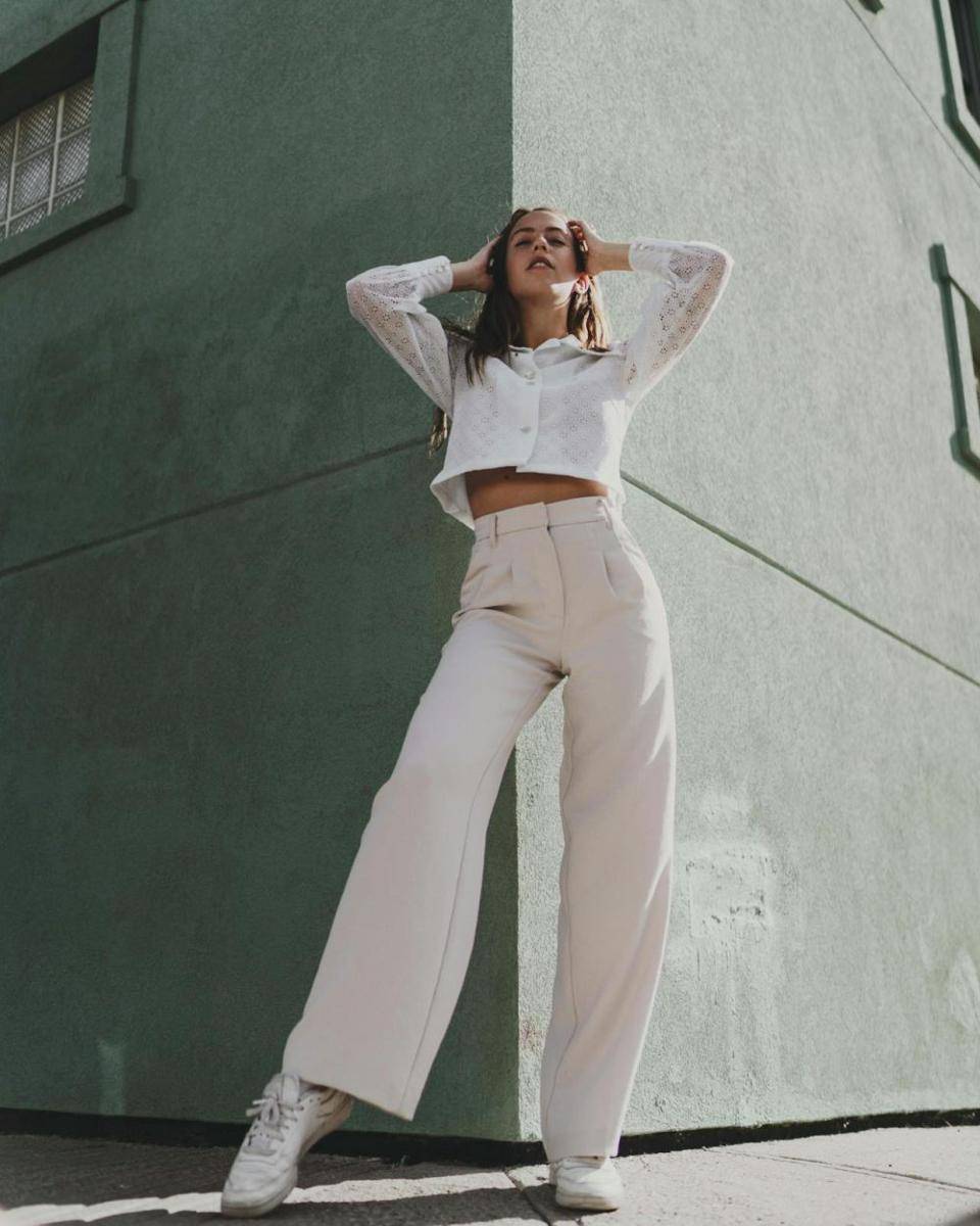 ilustrasi sepatu yang cocok dengan wide leg pants (pexels.com/Néo Rioux)