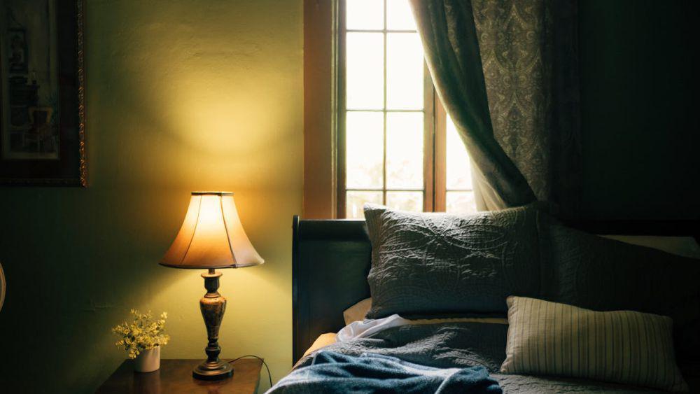 ilustrasi lampu menyala di kamar (pexels.com/Sami  Abdullah)