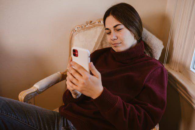ilustrasi orang menggunakan smartphone (pexels.com/RDNE Stock project)