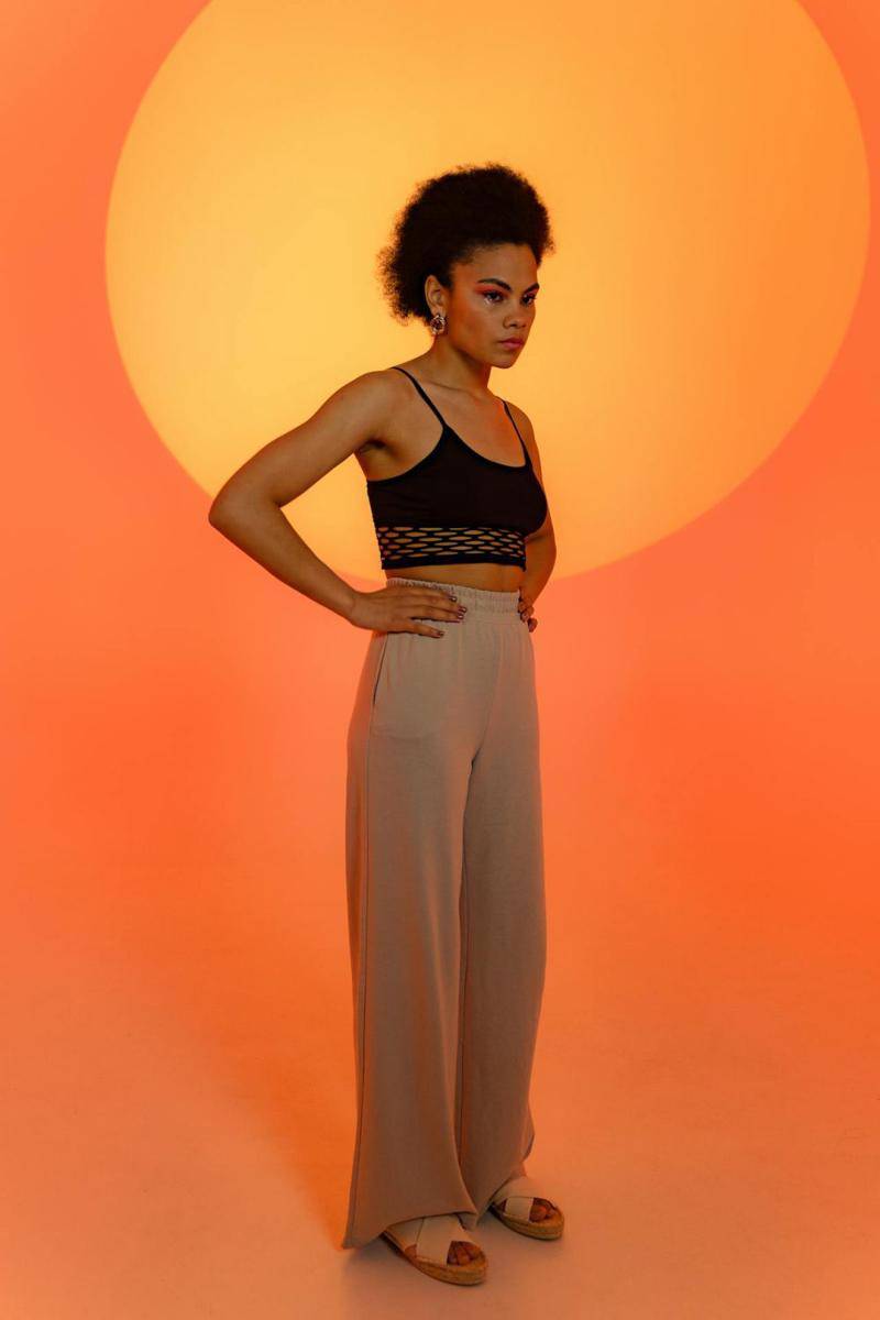 ilustrasi sepatu yang cocok dengan wide leg pants (pexels.com/Antoni Shkraba Studio)